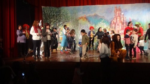 Éxito de la representación de la obra 'El Mago de Oz' por parte de madres del CEIP 'Santiago'