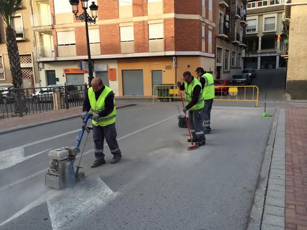 Realizan trabajos de repintado de la señalización horizontal en algunas calles del centro urbano de la ciudad