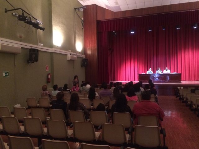 Autoridades municipales acompañan a los ciudadanos ecuatorianos residentes en Totana en una charla informativa desarrollada por el Consulado de Ecuador