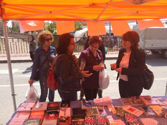 La Biblioteca 'Mateo García' sale a la calle