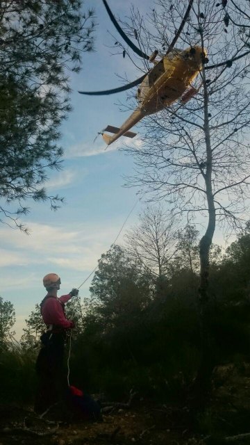 Rescatador CEIS asegurando recogida de camilla