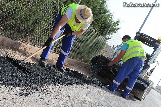 El Ayuntamiento lleva cabo un plan de parcheo integral en todo el casco urbano así como en los caminos rurales de las pedanías