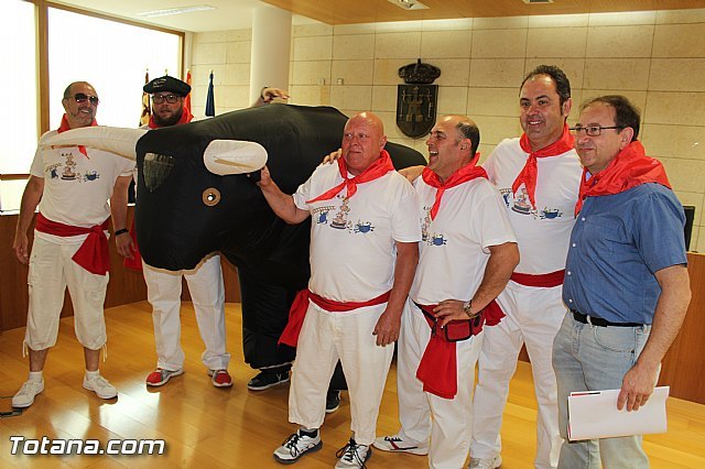 La Peña de Carnaval 'Gertrudis' celebra este sábado, día 4 de julio, los 'Sanfarmines totaneros' con la actividad 'Que nos pilla el toro!!!!'