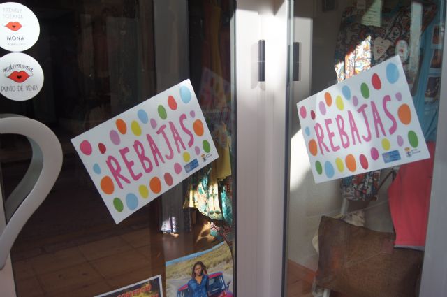El comercio inicia su campaña estival de rebajas