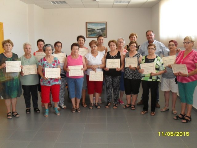 Clausura y entrega de diplomas a las alumnas participantes en el programa municipal de 'Gimnasia para Mayores' en El Paretón