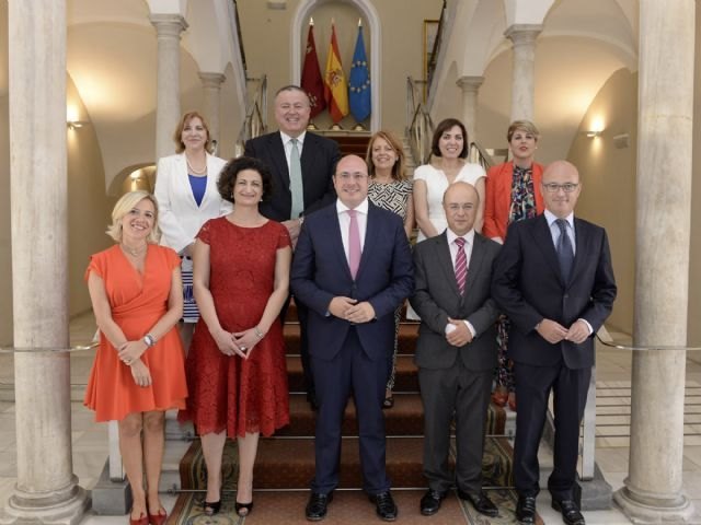 El jefe del Ejecutivo regional, Pedro Antonio Sánchez, junto a los miembros del Consejo de Gobierno de la Región de Murcia. En la imagen (de abajo a arriba y de izquierda a derecha): la consejera de Agua, Agricultura y Medio Ambiente,Adela Martínez-Cachá; la consejera de Presidencia, María Dolores Pagán; el presidente de la Comunidad,Pedro Antonio Sánchez ; el consejero de Hacienda y Administración Pública,Andrés Carrillo, y el consejero de Desarrollo Económico, Turismo y Empleo,Juan Hernández. En la fila de arriba, la consejera de Familia e Igualdad de Oportunidades,Violante Tomás; el consejero de Fomento e Infraestructuras, Francisco Bernabé; la consejera de Educación y Universidades,María Isabel Sánchez; la consejera de Sanidad, Encarna Guillén; y la consejera de Cultura y Portavocía,Noelia Arroyo / CARM