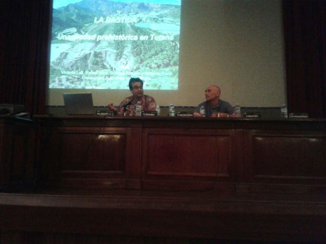 Numeroso público asisten a la conferencia 'La Bastida, una ciudad prehistórica en Totana'