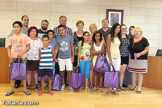 Autoridades municipales realizan una recepción institucional a los siete niños saharauis acogidos este verano por familias de Totana