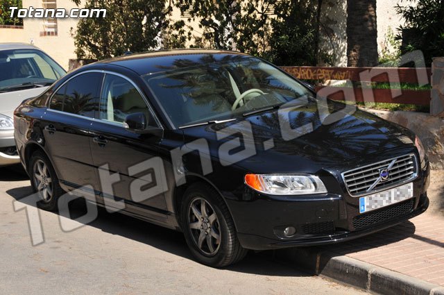 Se presenta una moción para aprobar la desafectación del vehículo adscrito al uso de la Alcaldía, marca Volvo modelo S80, con el fin de modificar su calificación jurídica