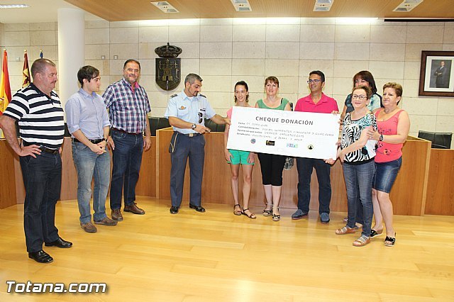 El EVA-13 entrega a D´genes y AELIP 2.558 euros recaudados en la carrera Dragon Challenge