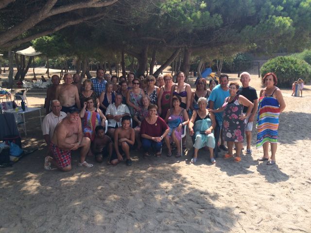 Autoridades municipales clausuran, con su visita, el programa de viajes a la Cala del Pino