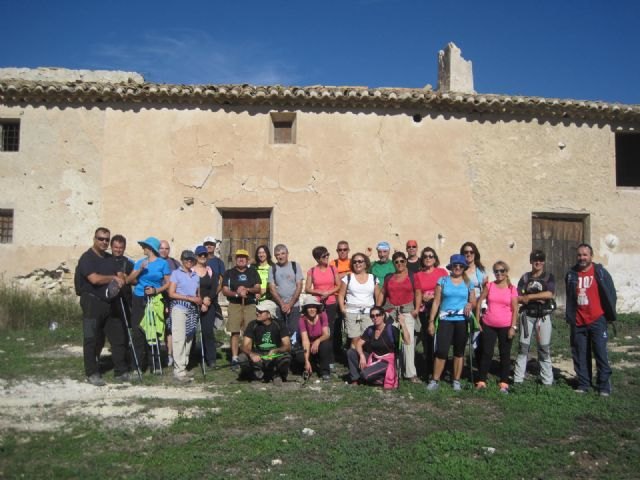 Casi una treintena de personas participan en la segunda jornada del programa de Senderismo, realizando un recorrido por Coy y La Atalaya