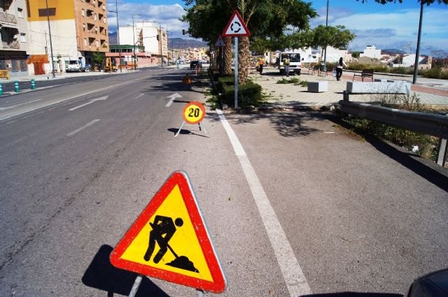 Realizan trabajos del mantenimiento de la jardinería en los espacios verdes de la avenida Juan Carlos I