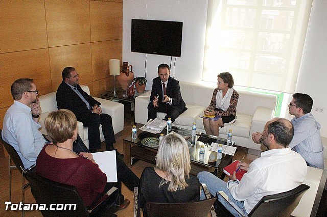 El Gobierno municipal se entrevista con el director general de Instituto de Fomento