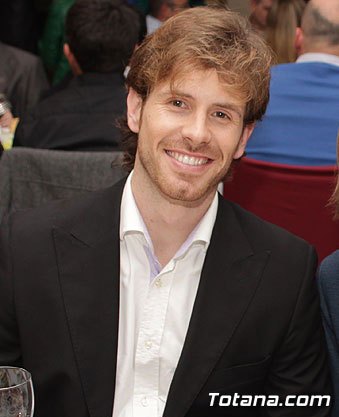 Álex Navarro, actor de la serie Águila Roja, ofrecerá un espectáculo de humor y magia en Totana