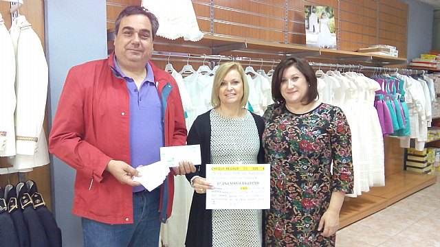 Ana María Balleste fue la ganadora del sorteo que se realizó con motivo de las Feria Outlet 2015