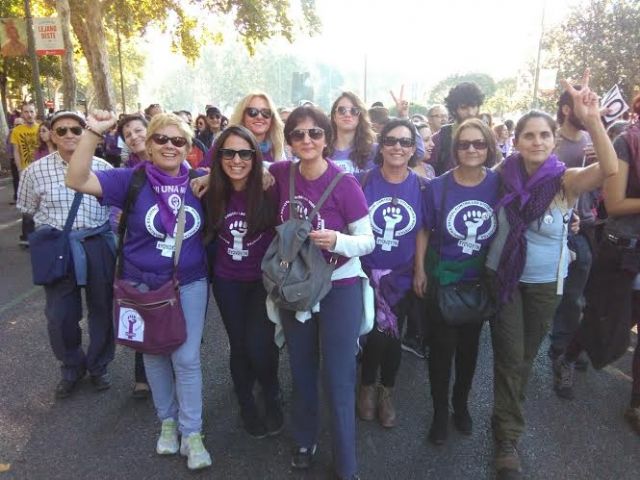 Medio centenar de vecinos de Totana viajan a Madrid a participar en la 'Marcha contra las violencias machistas'