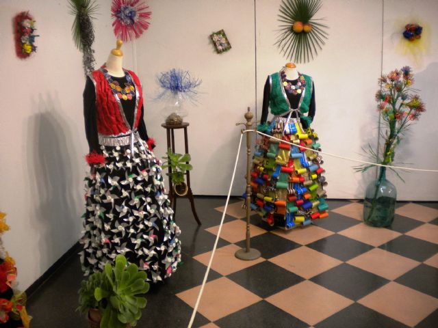 Autoridades municipales inauguran la exposición de manualidades 'Reutiliza-T' sobre elementos reutilizados y reciclados