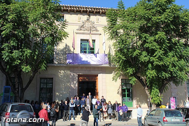 Se coloca una pancarta de color lila en el balcón del ayuntamiento para mostrar el rechazo institucional a las acciones de violencia de género, permaneciendo durante todo noviembre