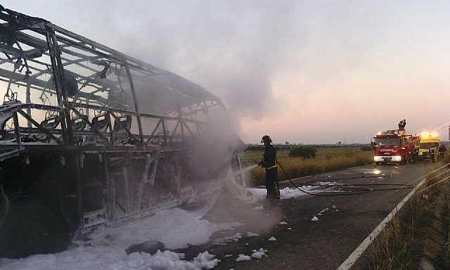 Bomberos del CEIS apagan esta mañana el incendio de un autocar vacío en Totana