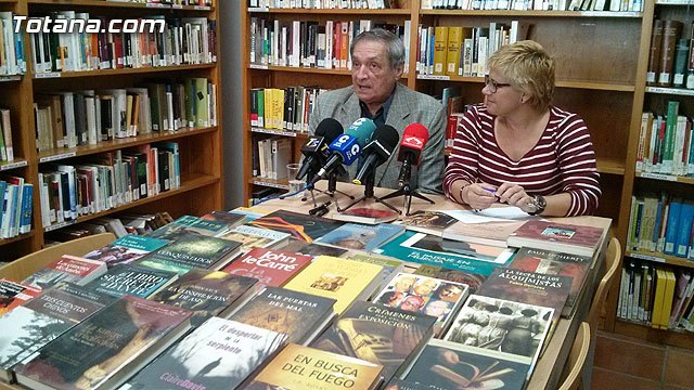 Ginés Rosa dona 259 libros de su colección personal a la Biblioteca Municipal