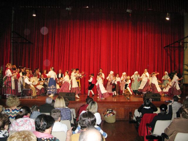 Numeroso público asiste al VI Festival Folklórico Infantil 'Ciudad de Totana'