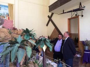 Autoridades municipales asisten al acto de inauguración del Belén d de la Hermandad de La Verónica