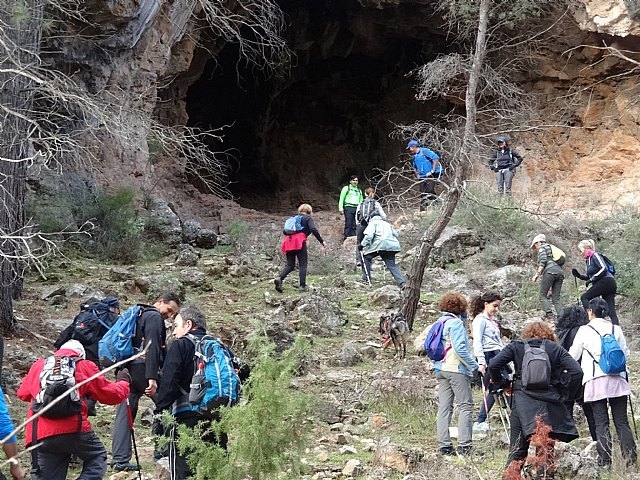 Unos treinta senderistas participaron en la ruta 'Rambla Pistacheros - Cueva Roblecillo', organizada por el Club Senderista de Totana