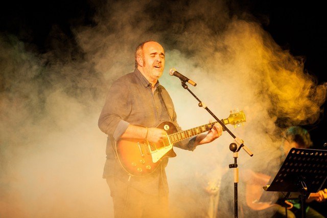 El cantautor Juanfran Esparza presentó su último trabajo discográfico “El viajero indomable”