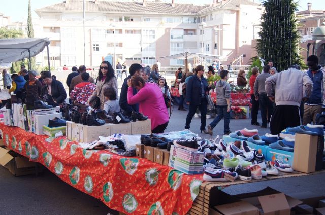 Éxito de asistentes en la II Feria de la Navidad que se celebró el pasado domingo en la plaza de la Constitución