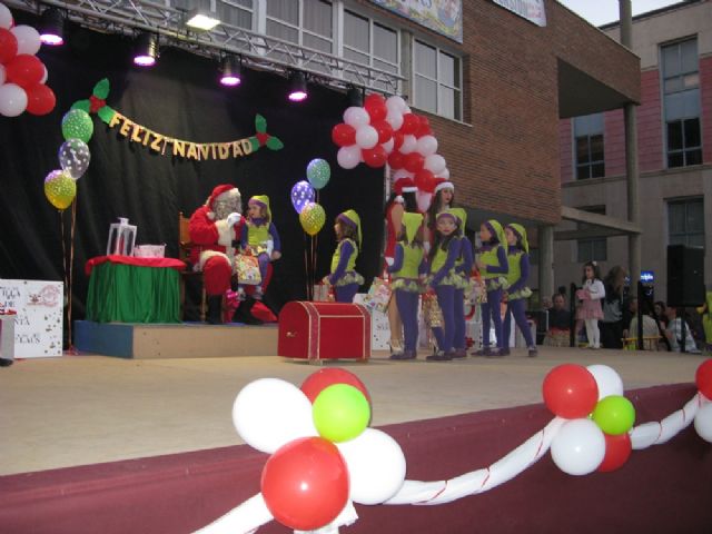 Decenas de niños dejan sus cartas a Papá Noël que visita Totana en un gran ambiente de fiesta e ilusión en la plaza de la Balsa Vieja