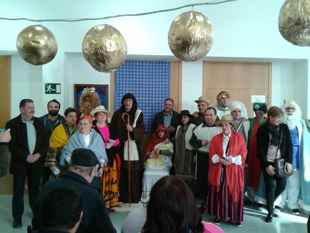 Los usuarios del Centro de Día con Enfermedad Mental representan un Belén Viviente con motivo de su fiesta de la Navidad