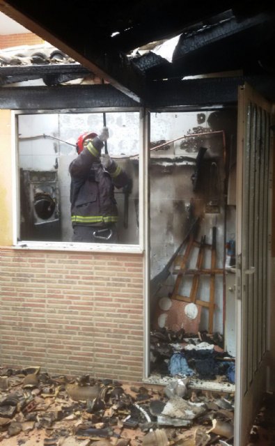Bomberos apagan el incendio en una vivienda de Totana