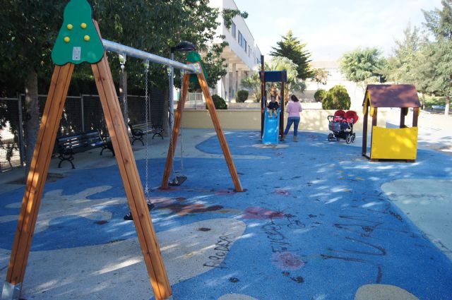 Remodelan de forma integral el jardín existente junto al CEIP 'Tierno Galván'