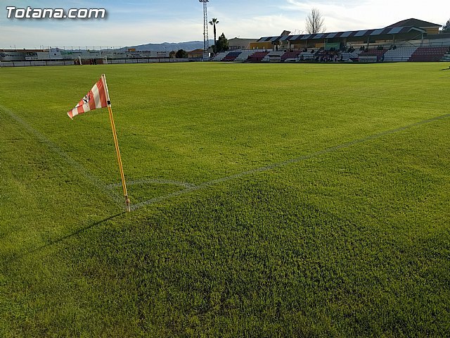 Concluyen los trabajos de resiembra del césped natural del estadio municipal 'Juan Cayuela'