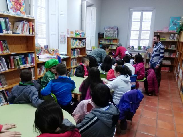 Con la actividad 'Cuentos de mil colores' se reanuda el programa de Animación a la Lectura ofertado a los centros docentes del municipio