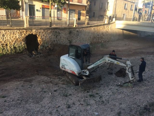 Se inician las obras de arreglo por los daños ocasionados a causa de filtraciones en uno de los muros de la rambla de La Santa