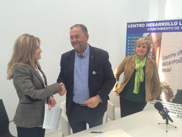 El Ayuntamiento suscribe los dos primeros contratos con empresarios que se instalan en las dependencias del nuevo Vivero de Empresas de Totana
