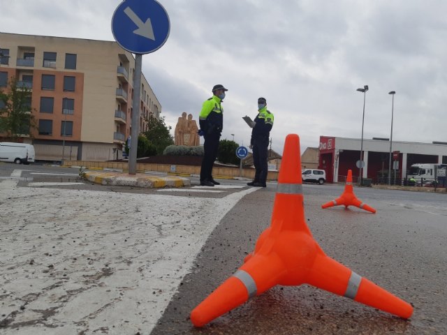 La Policía Local se ve obligada a incrementar los controles para hacer cumplir la circulación de trabajadores de actividades no esenciales tras el endurecimiento de las medidas del estado de alarma