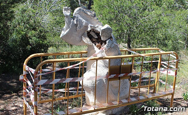 Unos vándalos destrozan una estación del Vía Crucis de La Santa