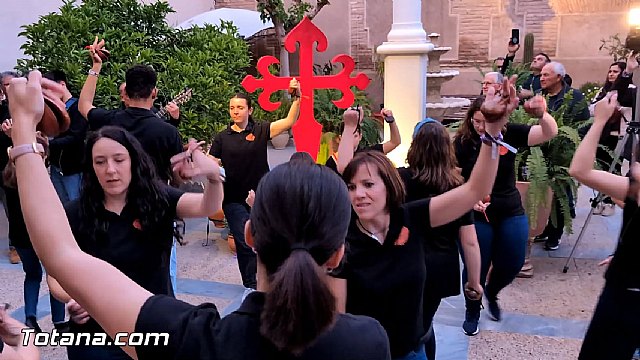 La Parroquia de Santiago el Mayor celebra con devoción la Cruz de Mayo y el inicio del Mes de María