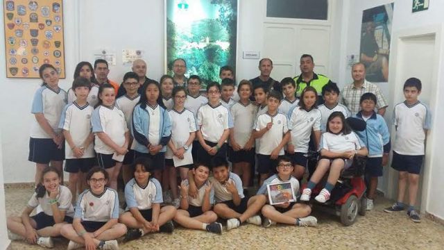 Alumnos del Colegio 'La Milagrosa' entregan a Protección Civil el Plan de Emergencias de su centro de enseñanza elaborado por ellos mismos