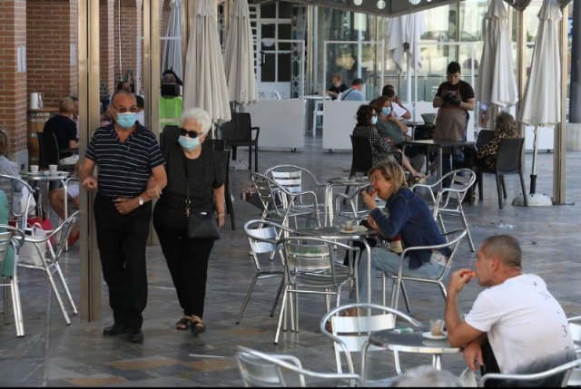 Bares y restaurantes podrán abrir hasta la 1 de la madrugada desde mañana, ampliando una hora el cierre de la actividad no esencial