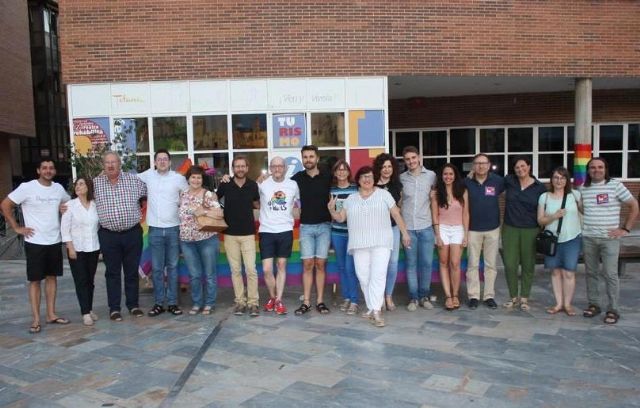 El Colectivo 'No te Prives' hace entrega de la bandera arcoíris a la empresa Ginés Sola Orgánicos, SL