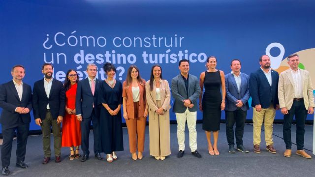 La Región reúne a profesionales del sector para analizar el papel estratégico del turismo como motor del desarrollo económico y social