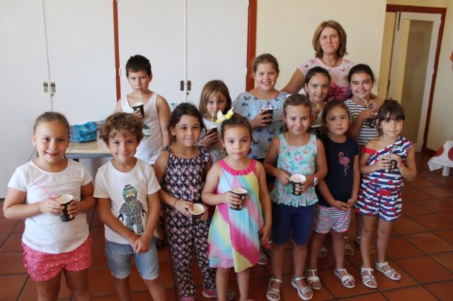 Cerca de una veintena de niños y niñas participan en el Taller de Cocina Creativa y Divertida que se celebra en las cocinas del Centro Sociocultural “La Cárcel”