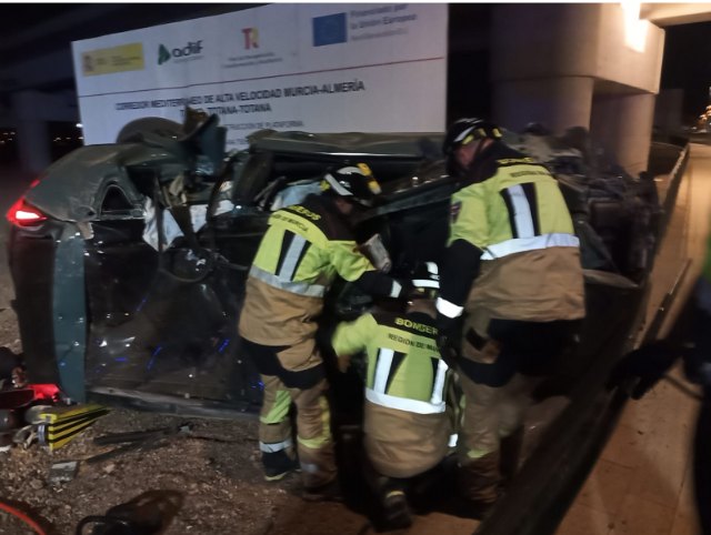 Cuatro heridos, uno muy grave, al saltar un coche la rotonda del AVE en Totana