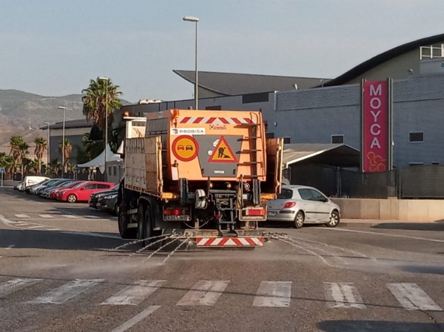 La Brigada de Conservación de Carreteras del Estado acomete trabajos de desinfección en la residencia, el polígono industrial y El Paretón
