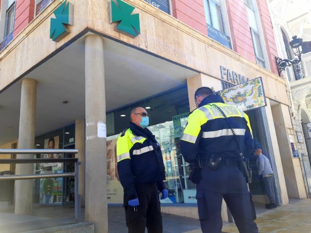 La Policía Local colabora en la averiguación de domicilios y ciudadanos para evitar cadenas de contagios y asegurar confinamientos en familias en riesgo de exclusión social