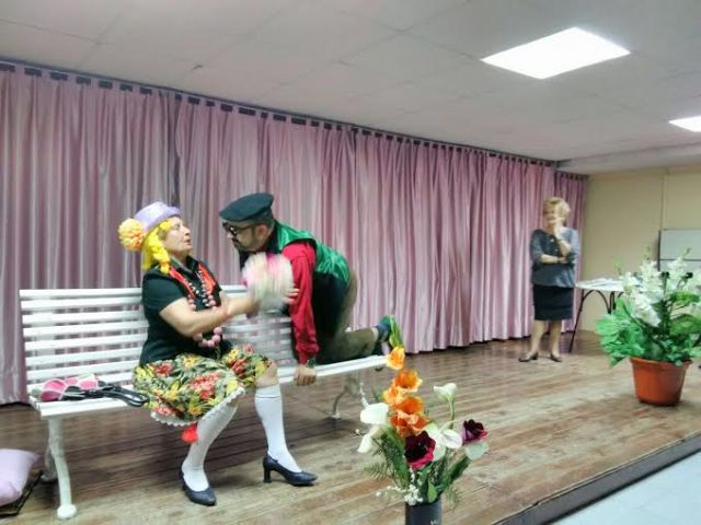 Más de un centenar de socios asisten a la actividad de teatro organizada en el Centro Municipal de Personas Mayores, de la plaza Balsa Vieja